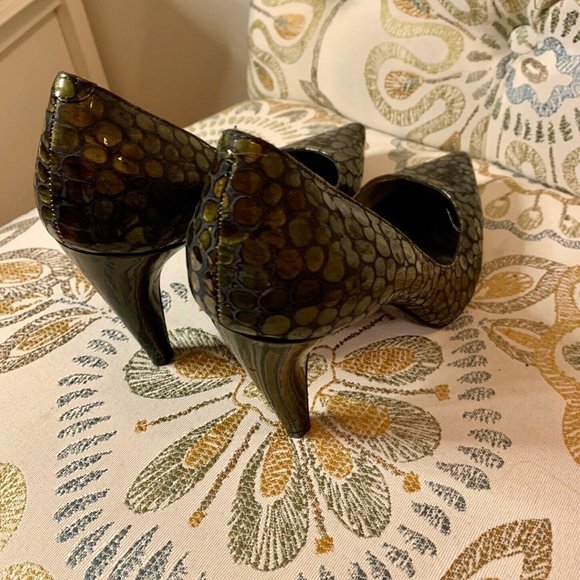 EUC@@ BCBG girls Green Lime Pointy Toe Heels 9 - Picture 3 of 4